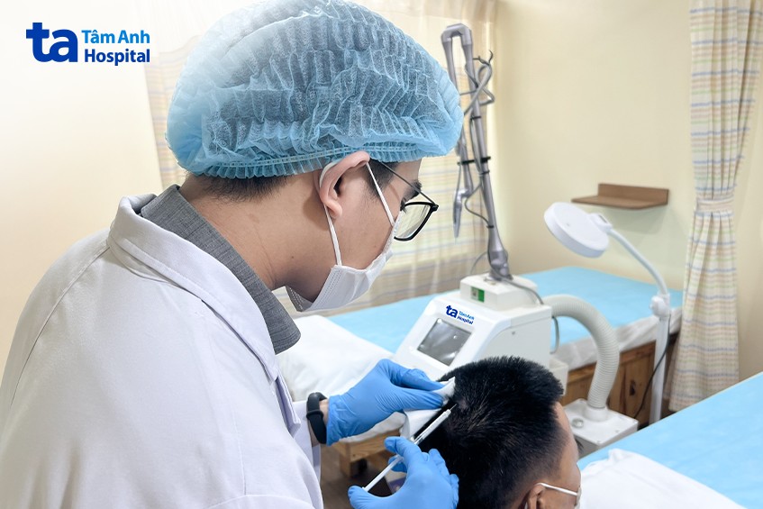 bác sĩ đang điều trị cho người bệnh