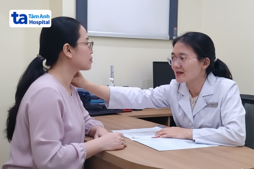 bác sĩ đang kiểm tra tuyến giáp cho người bệnh