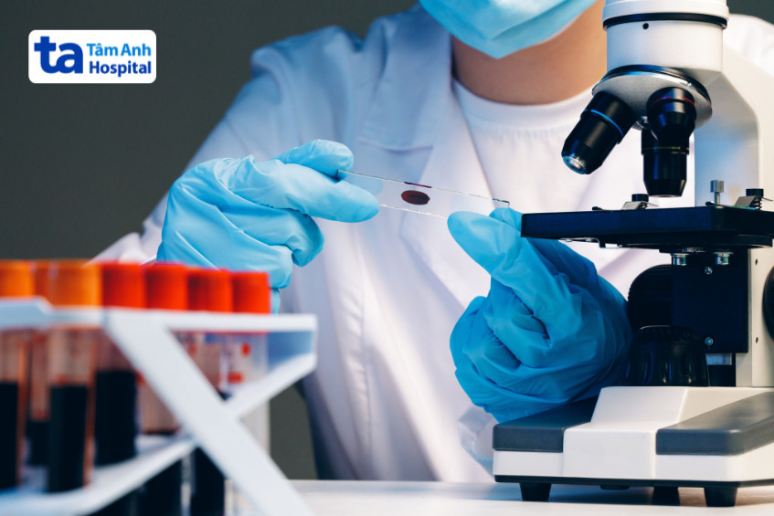 bác sĩ đang lấy mẫu máu phân tích