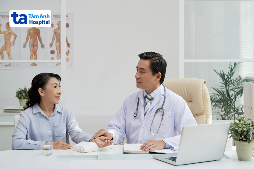 bác sĩ đang thăm khám bệnh vỡ hồng cầu