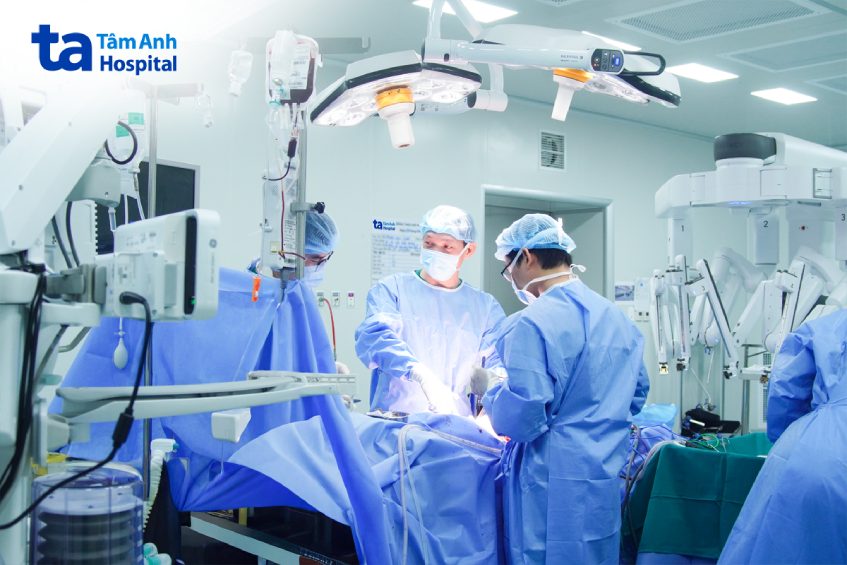 bác sĩ đang thực hiện phẫu thuật cắt bỏ bàng quang cho bệnh nhân