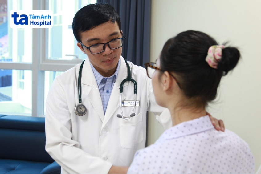 bác sĩ đang tư vấn cho khách hàng cách chăm sóc tuyến giáp sau mổ