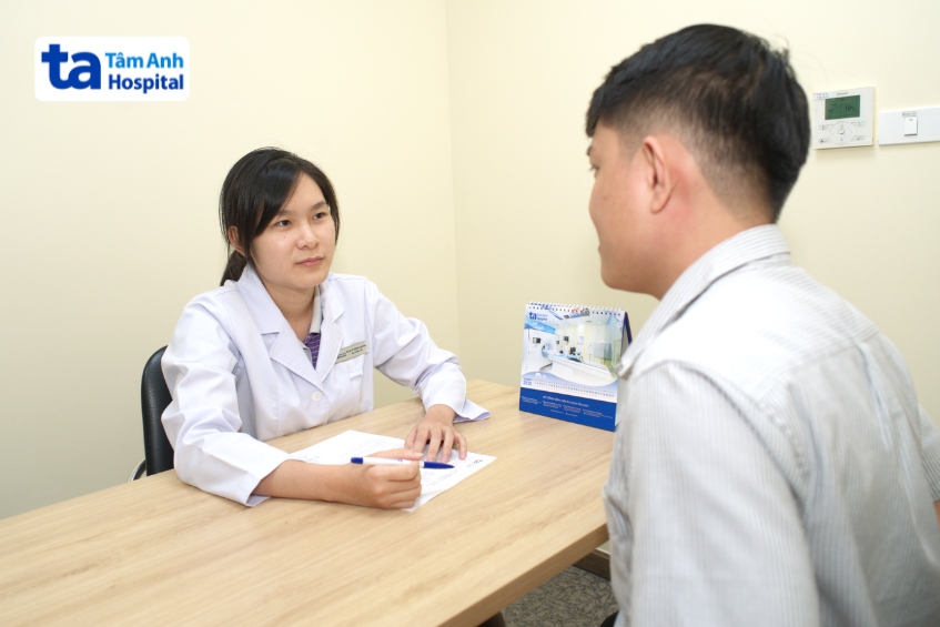 bác sĩ đang tư vấn cho khách hàng về bệnh tuyến giáp