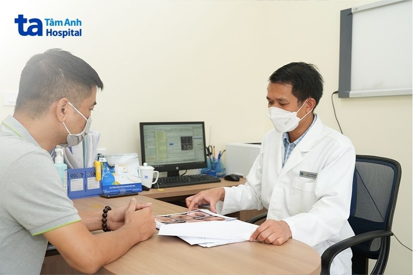 bác sĩ đang tư vấn, khám bệnh cho bệnh nhân