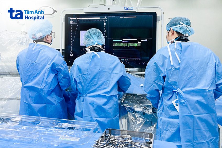 Bác sĩ đặt máy tạo nhịp không dây (điện cực) cho bệnh nhân