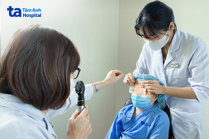 bác sĩ đo mắt cho An bằng lăng kính chuyên dụng