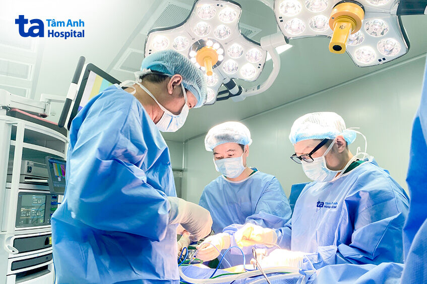 bác sĩ đức cùng ekip thực hiện ca phẫu thuật