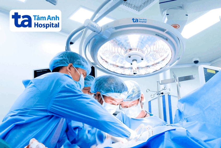 bác sĩ dương (phải) lấy gân tứ đầu nông cho người bệnh