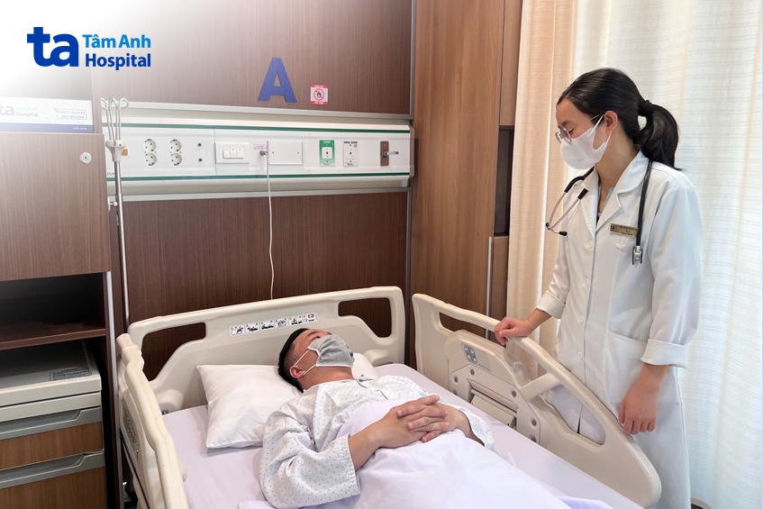 bác sĩ hậu khám cho người bệnh. ảnh_ bvđk tâm anh
