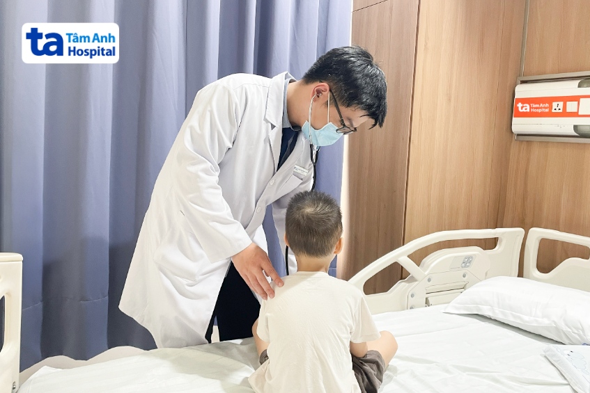 bác sĩ hiếu khám cho bé trung