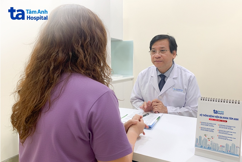 bác sĩ hoàng tư vấn liệu trình giảm cân cho chị vân