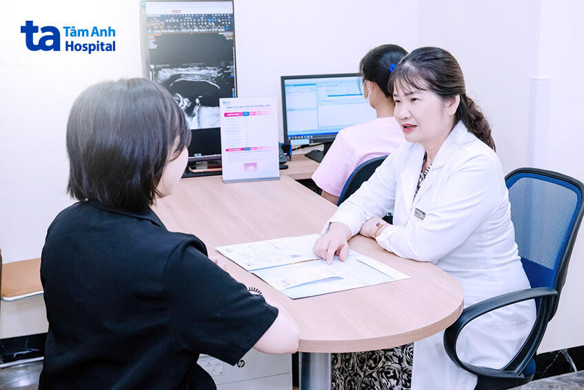 bác sĩ hồng tư vấn cho bệnh nhân về cách phòng ngừa thiếu máu