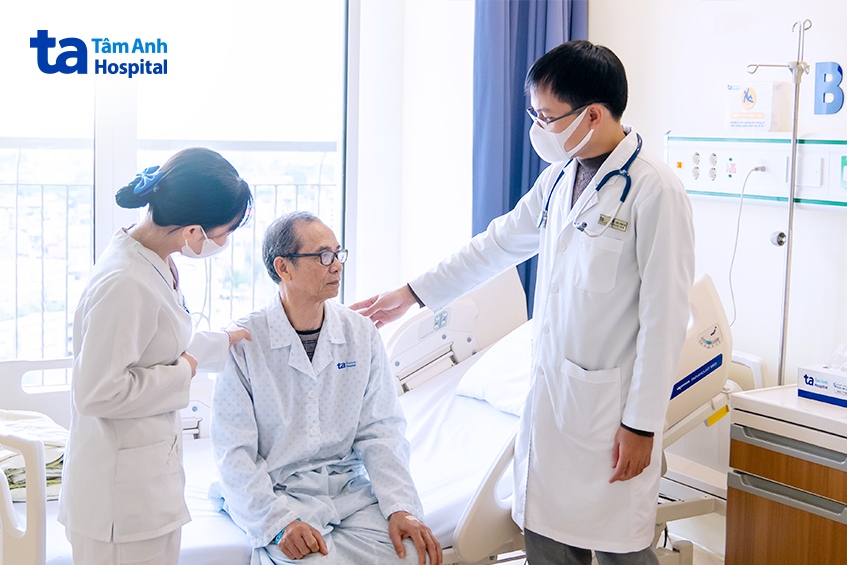 bác sĩ hướng dẫn ông thanh cách tập vận động sau khi xuất viện
