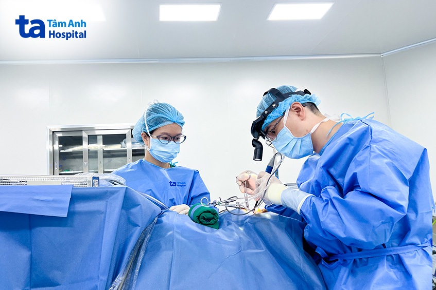 bác sĩ Hữu mổ dẫn lưu