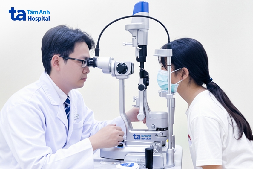 bác sĩ huy khám mắt cho thảo bằng đèn khe giúp quan sát chi tiết cấu trúc trước, sau của mắt, phát hiện sớm bất thường. ảnh_ bệnh viện đa khoa tâm anh