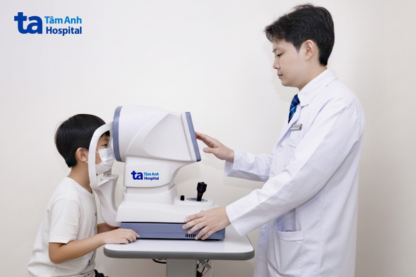 Bác sĩ Huy kiểm tra mắt cho bé Đăng. Ảnh: Bệnh viện Đa khoa Tâm Anh