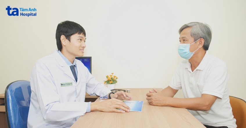 bác sĩ huy lộc đang tư vấn cho người bệnh tại khoa xạ trị