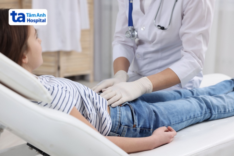 bác sĩ khám chẩn đoán viêm ruột ở trẻ