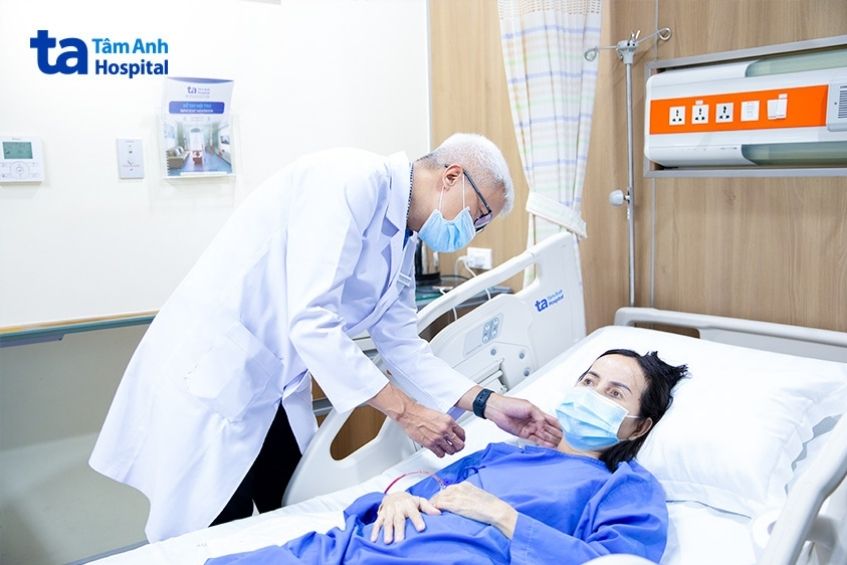 bác sĩ khám cho bệnh nhân campuchia