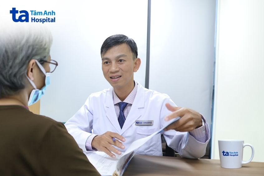 bác sĩ khám cho bệnh nhân lớn tuổi