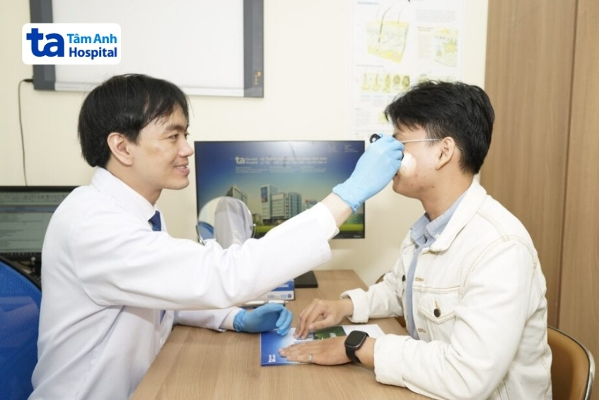 bác sĩ khám cho bệnh nhân