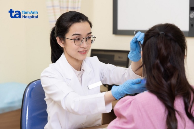 bác sĩ vy đang khám da cho khách hàng