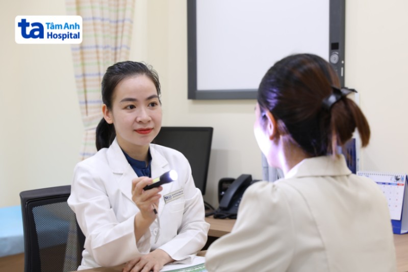 bác sĩ duy đang khám da cho khách hàng