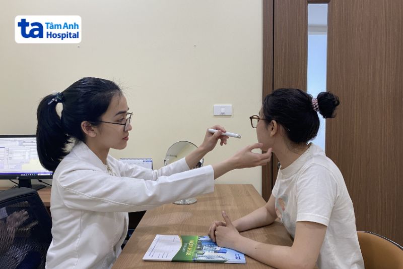 bác sĩ vy khám da cho khách hàng