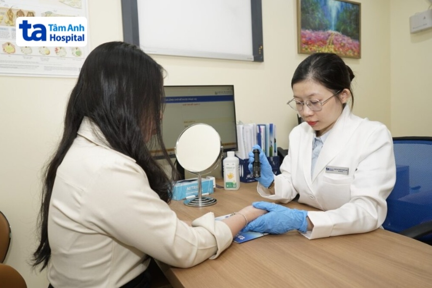 bác si khám lâm sàng