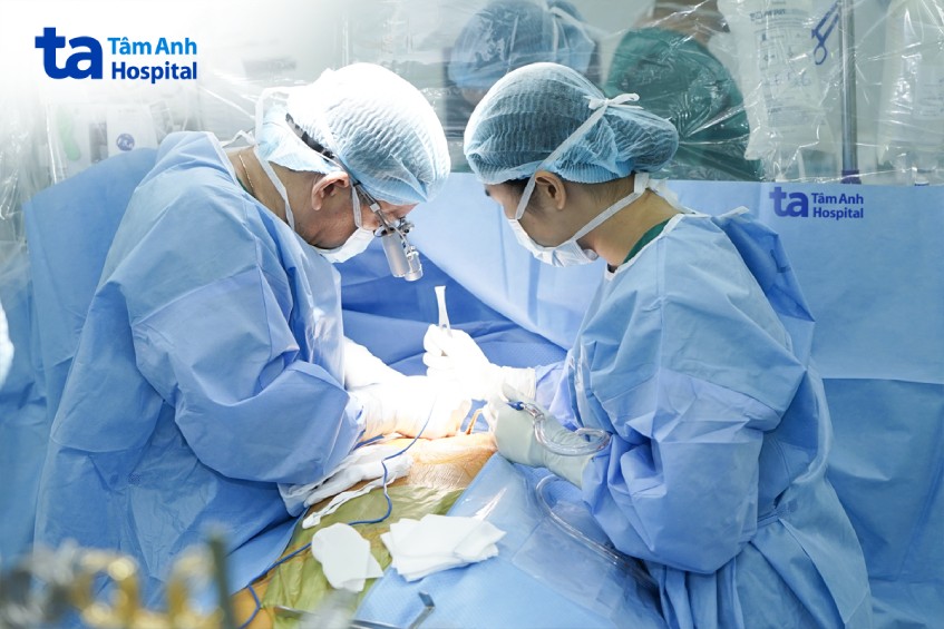 Bác sĩ Khang hỏi thăm sức khỏe bệnh nhân trước lúc xuất viện