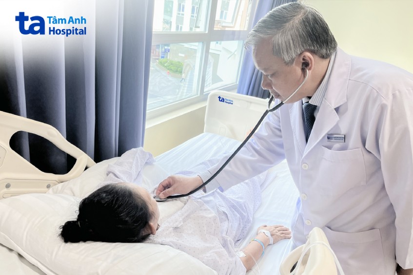 Bác sĩ Khang khám cho bệnh nhân trước lúc xuất viện