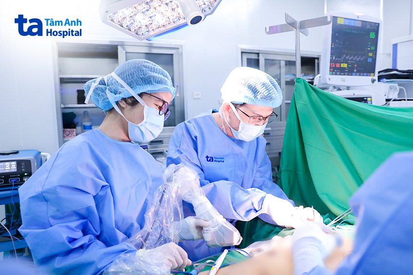bác sĩ khánh và bác sĩ tấn đang phẫu thuật cho người bệnh