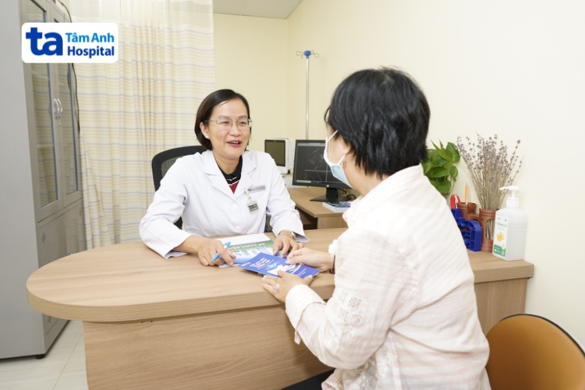 bác sĩ khoa xạ trị, bệnh viện đa khoa tâm anh tp.hcm đang tư vấn cho khách hàng