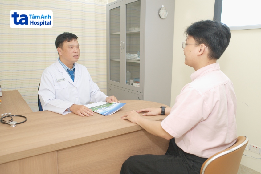 bác sĩ khoa xạ trị đang trao đổi với người bệnh về kế hoạch điều trị