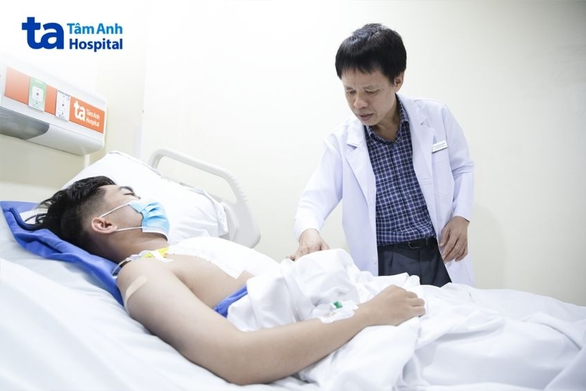 bác sĩ kiểm tra bệnh nhân sau phẫu thuật