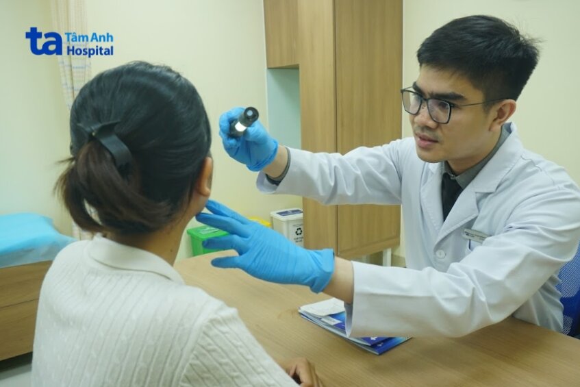 bác sĩ kiểm tra da cho khách hàng