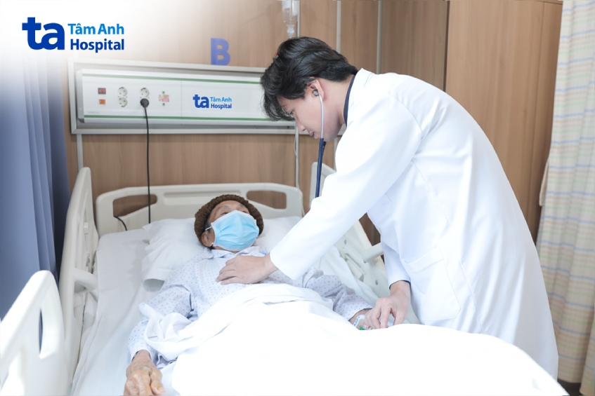 bác sĩ kiểm tra sức khỏe ông hùng vào ngày thứ hai sau can thiệp