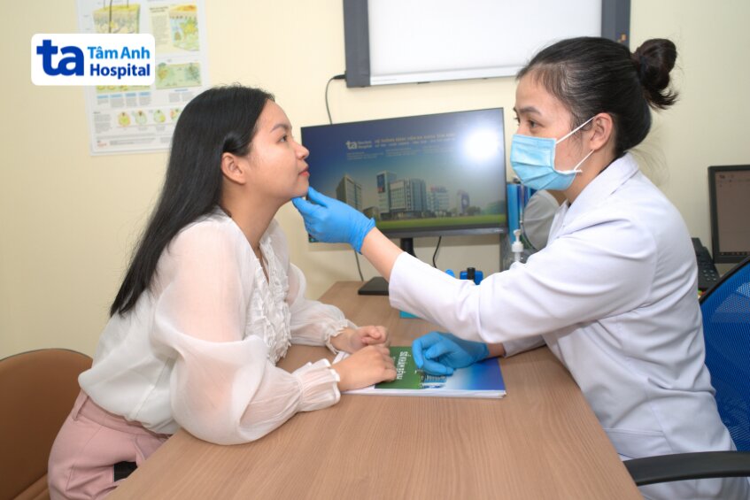 bác sĩ kiểm tra tình trạng da trước khi peel da trị nám