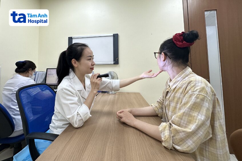 bác sĩ kiểm tra tình trạng da