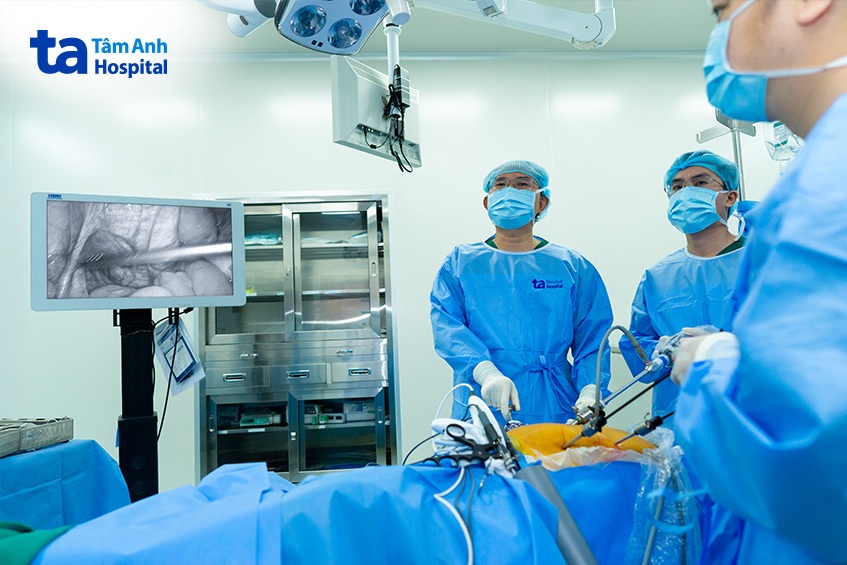 bác sĩ Kiến Tâm phẫu thuật dạ dày