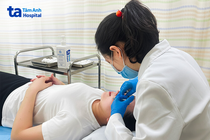 bác sĩ làm đẹp da cho khách hàng