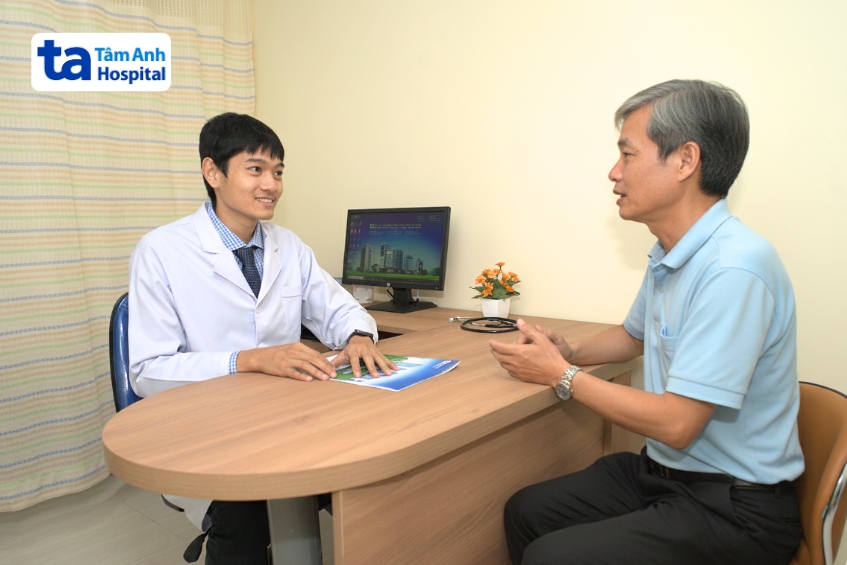 bác sĩ lập kế hoạch điều trị, kỹ sư vật lý tính liều tia, kỹ thuật viên cố định đầu người bệnh đúng tư thế xạ trị