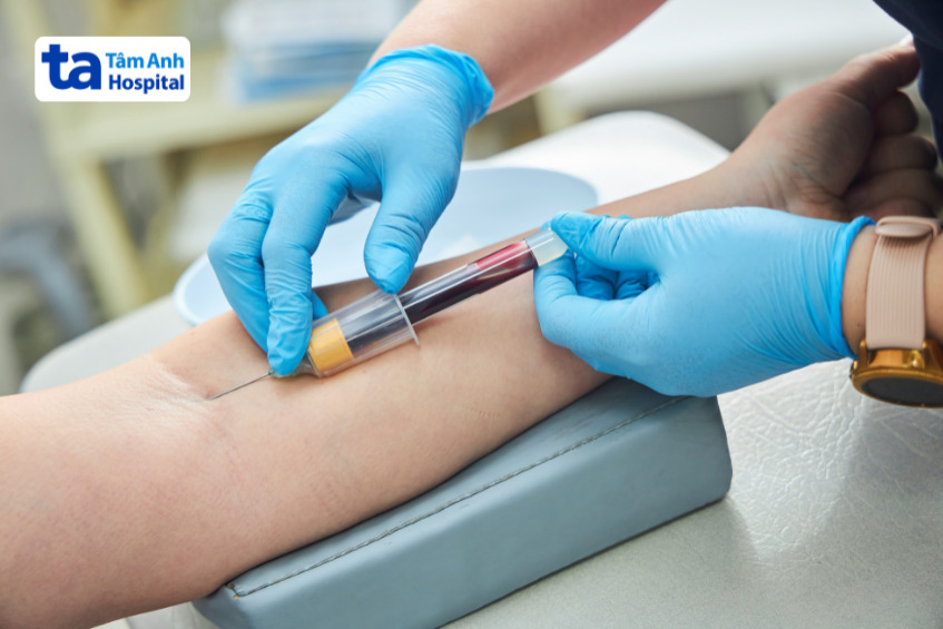 bác sĩ lấy máu từ tĩnh mạch