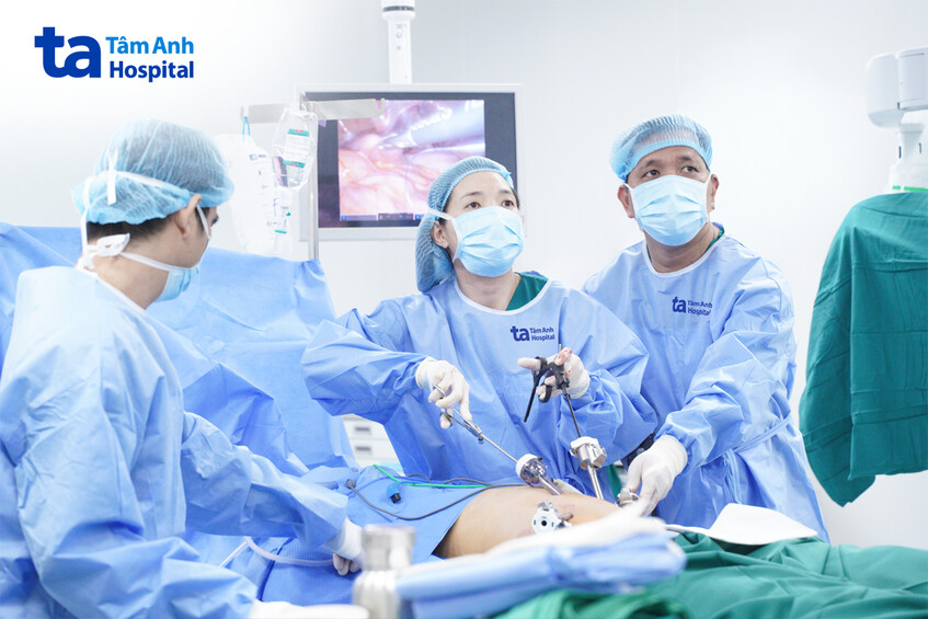 bác sĩ liên và bác sĩ hoan thực hiện phẫu thuật