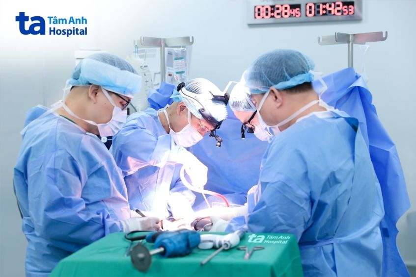 bác sĩ loại bỏ khối u cho bệnh nhân