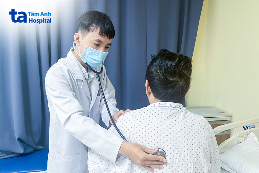 bác sĩ Luân khám cho bệnh nhân trước lúc xuất viện.