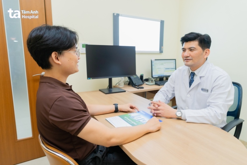 bác sĩ mạnh đang tư vấn cho khách hàng