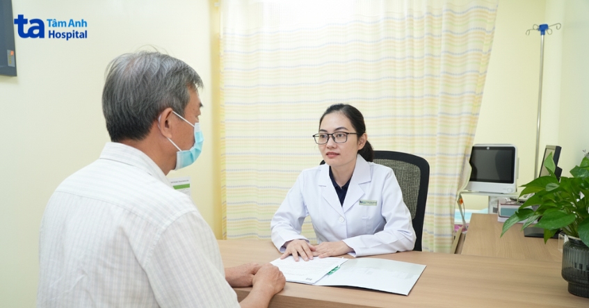 bác sĩ mỹ hạnh đang tư vấn cho khách hàng