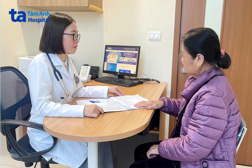 Bác sĩ Ngọc Anh thăm khám và tư vấn cho người bệnh