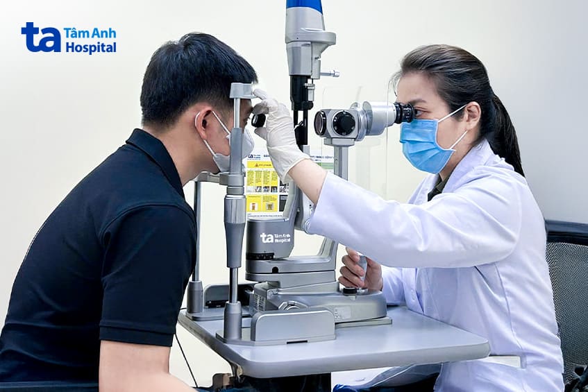 bác sĩ nhi khám mắt cho anh vinh trước khi chỉ định xóa cận